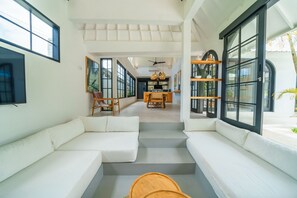 42-inch TV with cable channels - Villa Mellow (Canggu)