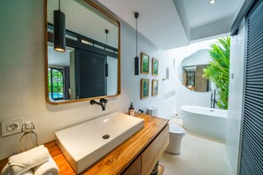 Deluxe Villa | Bathroom | Hair dryer, towels, soap, shampoo - Villa Mellow (Canggu)