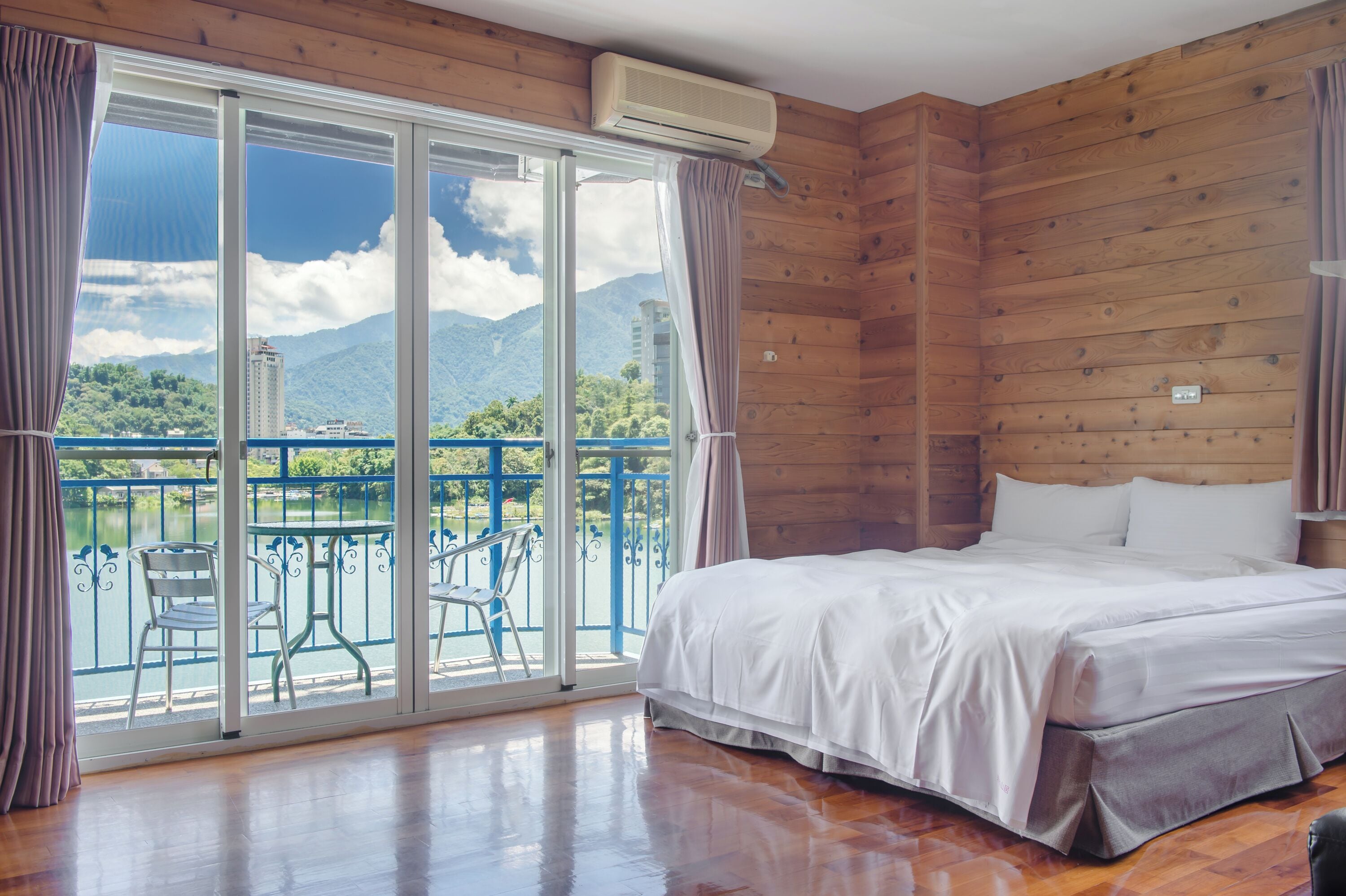 King Room with Lake View | Free WiFi, bed sheets