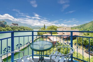 Quarto casal, vista para o lago | Sacada