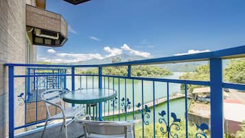 Double Room with Mountain View | Balcony
