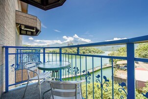 Double Room with Mountain View | Balcony
