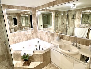 Shower, jetted tub, hair dryer, towels - Stunning, uninterrupted views of beach & surf (Manly)