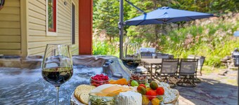 Lux Spa Retreat w/ Saunas, Lake Club, Fire Pit, Game Rooms, King Beds & Hot Tub