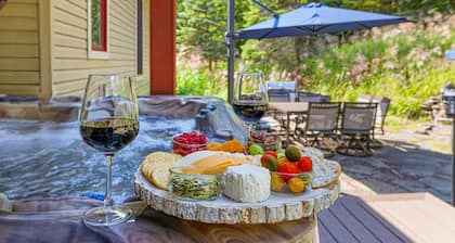 Lux Spa Retreat w/ Saunas, Lake Club, Fire Pit, Game Rooms, King Beds & Hot Tub