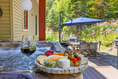 Lux Spa Retreat w/ Saunas, Lake Club, Fire Pit, Game Rooms, King Beds & Hot Tub