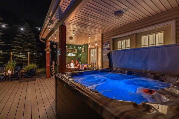 Evenings made magical 🌙 From the glowing hot tub to the crackling fire pit and string lights above, every corner invites you to relax, laugh, and make unforgettable memories.