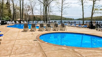 Lämmitetty uima-allas