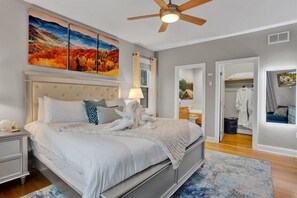 3 bedrooms, desk, iron/ironing board, travel crib
