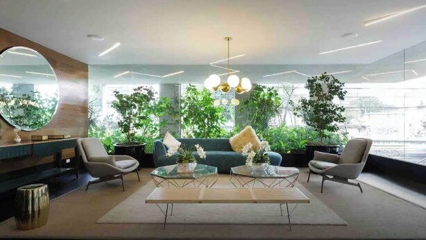 A modern interior with a sofa, two armchairs, a coffee table, and a large mirror. - Mexican apartment in Polanco. Pool - gym - parking (Ciudad de México)