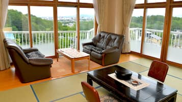 In-room safe, free WiFi, bed sheets