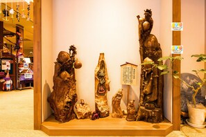 Exhibición de esculturas de madera en una tienda.