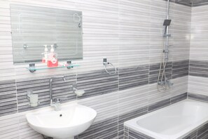 Suite estudio Deluxe | Baño | Cabezal de ducha tipo lluvia y artículos de higiene personal gratuitos