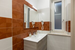 Comfort Single Room | Bathroom | Shower, rainfall showerhead, free toiletries, hair dryer - DELEDDA HOME (Cagliari)