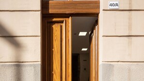 A wooden door with a sign above it reading "40/A". - DELEDDA HOME (Cagliari)