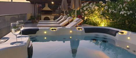 Tina de hidromasaje al aire libre