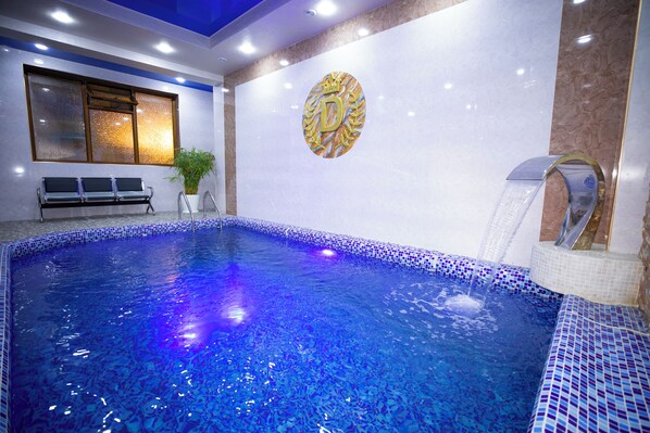 Una piscina cubierta