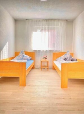2 habitaciones, tabla de planchar con plancha y cuna de viaje 