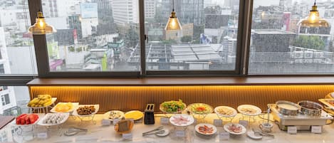 Free daily buffet breakfast