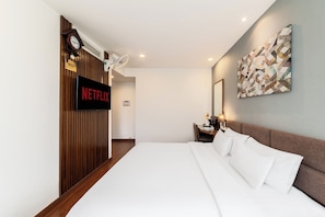 Deluxe Double Room | Minibar, in-room safe, iron/ironing board, free WiFi - A25 Hotel - 55 Cach Mang Thang 8 (Ho Chi Minh City)