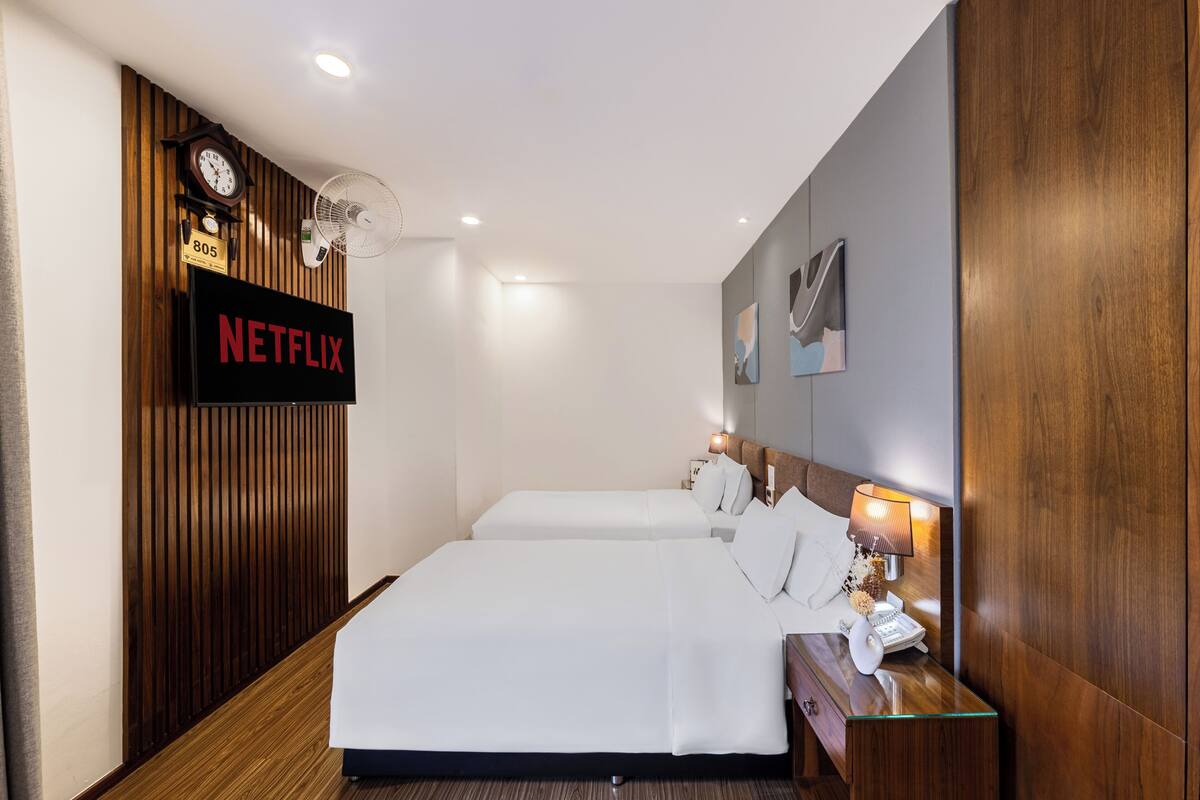 Minibar, brankas, setrika/meja setrika, dan tempat tidur bayi