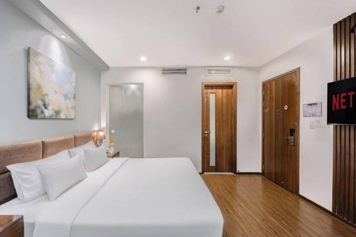 Minibar, brankas, setrika/meja setrika, dan tempat tidur bayi