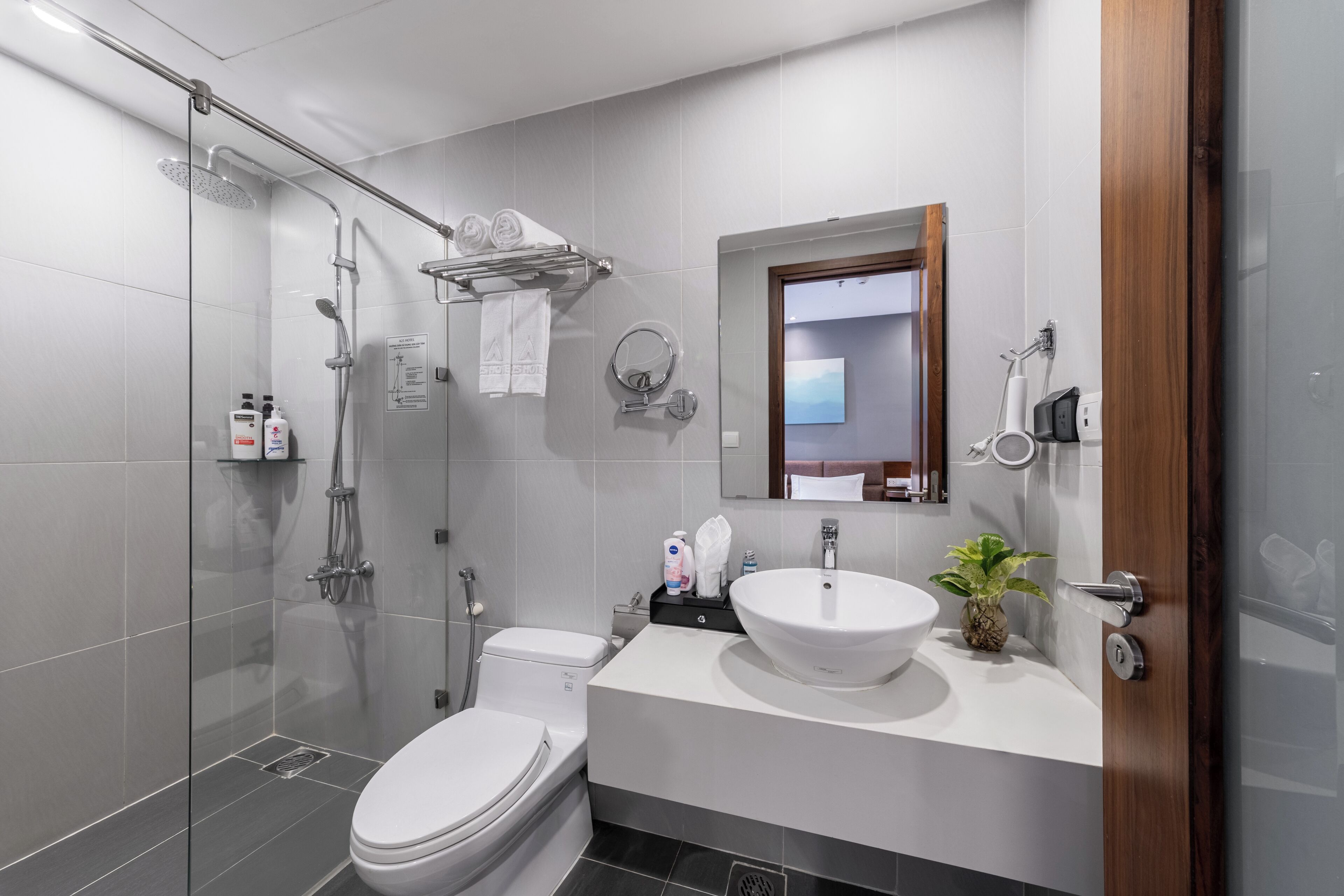 Ducha, artículos de tocador gratuitos, secador de pelo, batas