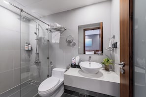 Superior Double Room | Bathroom | Shower, free toiletries, hair dryer, bathrobes - A25 Hotel - 55 Cach Mang Thang 8 (Ho Chi Minh City)