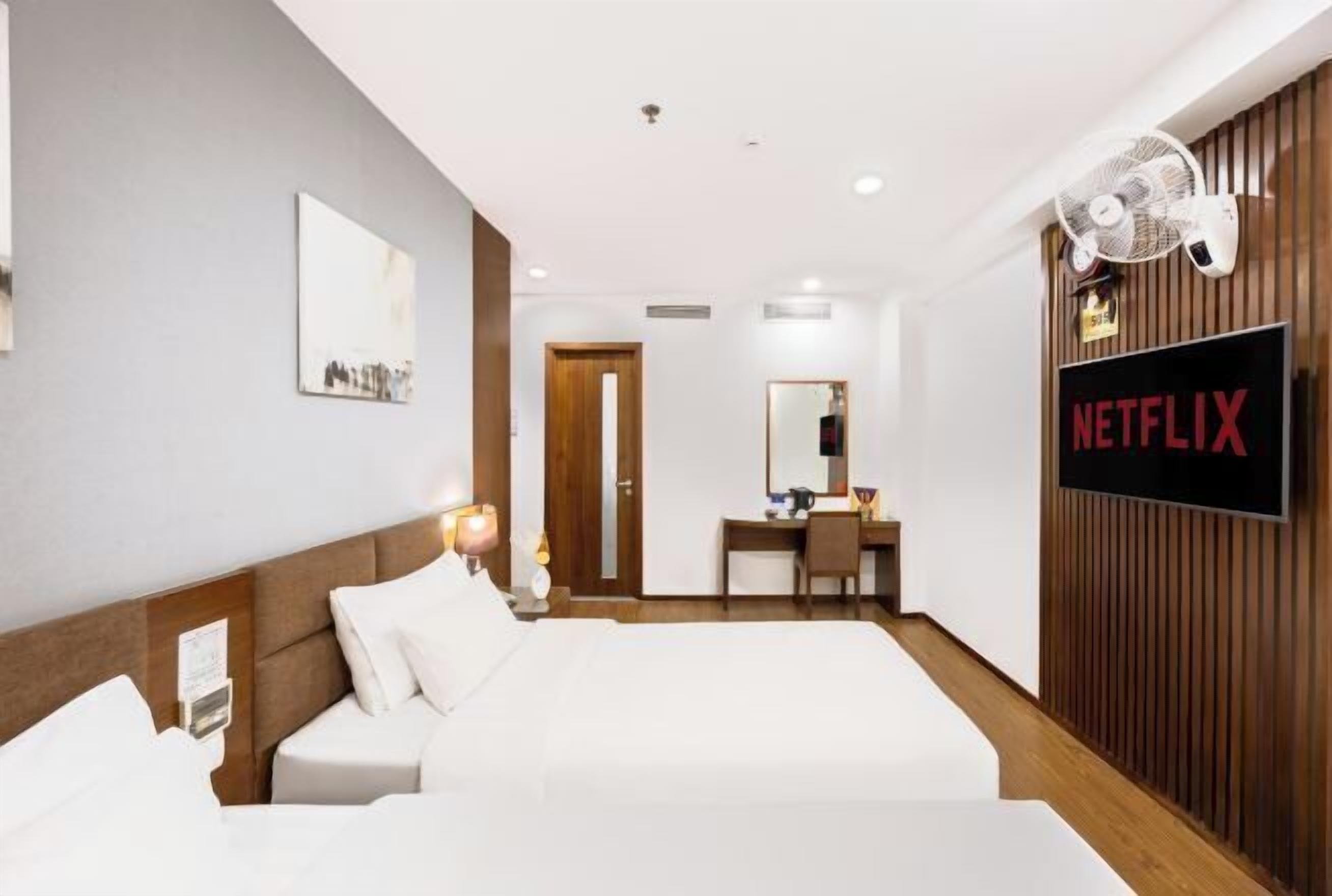 ميني بار وخزنة داخل الغرفة ومكواة/لوح كي وواي فاي مجانًا