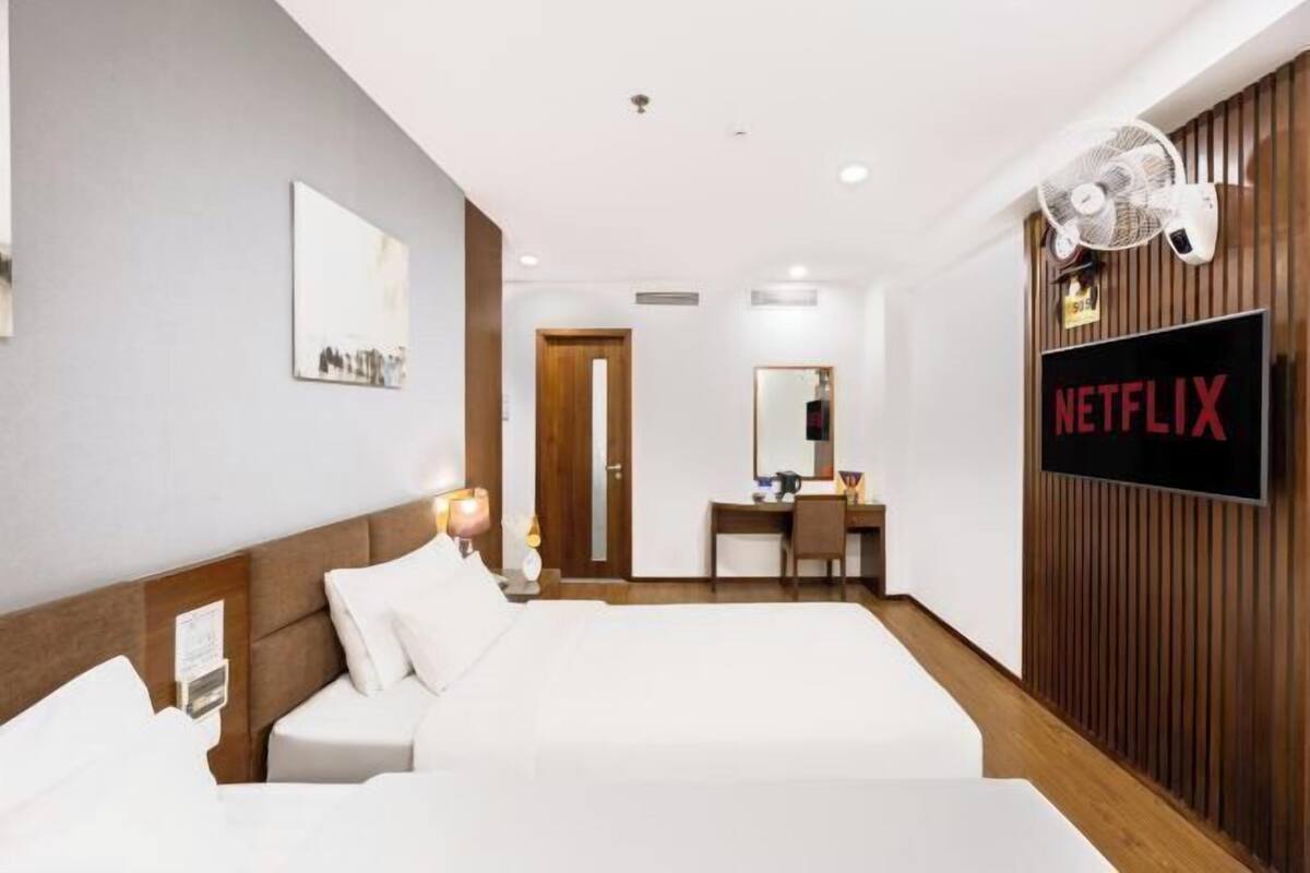 Minibar, brankas, setrika/meja setrika, dan tempat tidur bayi