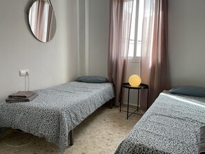 3 slaapkamers, een bureau, een strijkplank/strijkijzer, gratis wifi