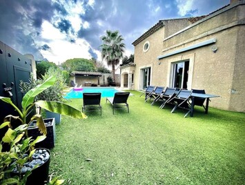 Jardin : piscine, douche solaire, ping-pong, pétanque, barbecue, salon de jardin
