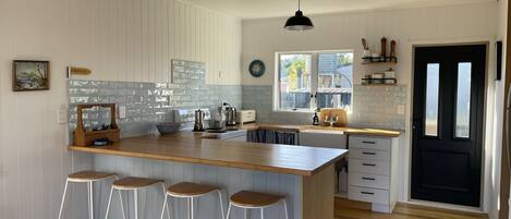 Réfrigérateur, four, plaque de cuisson, cafetière/bouilloire