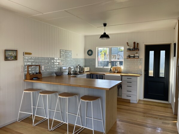 Fridge, oven, stovetop, coffee/tea maker