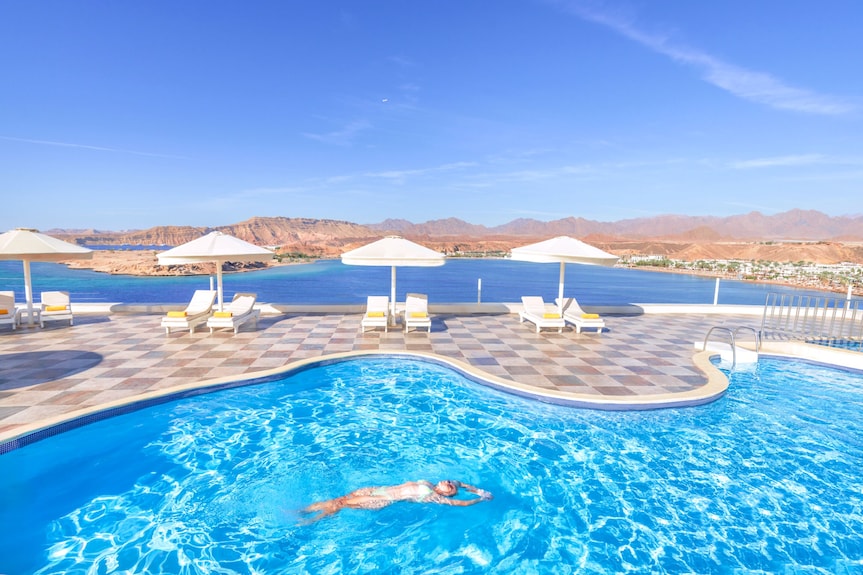 Albatros Sharm Resort 3 https://images.trvl-media.com/lodging/90000000/89160000/89158200/89158152/7d5bfa62.jpg?impolicy=resizecrop&ra=fill&rh=575&rw=575