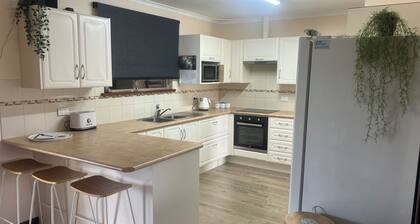 Pelicans Rest Albany, 5 min to the beach, 6 min to city. Enjoy the summer!