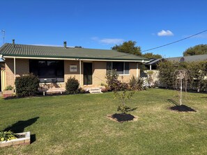 Exterior - Pelicans Rest Albany, 5 min to the beach, 6 min to city. Great all year round! (Collingwood Park)