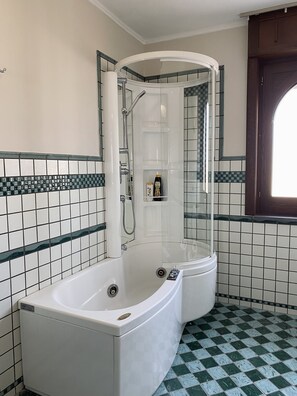 Deluxe tweepersoonskamer | Badkamer | Een regendouche, gratis toiletartikelen, een haardroger, een bidet