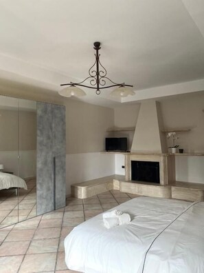 Premium bedding, down comforters, individually furnished, desk - Palazzo Excelsus  (Terzigno)