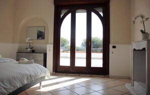 Family Room | Premium bedding, down comforters, individually furnished, desk - Palazzo Excelsus  (Terzigno)