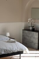 Habitación familiar | Ropa de cama de alta calidad, edredones de plumas, escritorio