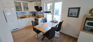 Kühlschrank, Mikrowelle, Herdplatte, Geschirrspüler