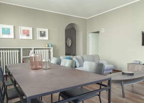 40-inch flat-screen TV with satellite channels, TV - Brera Apartments in San Marco (Milan)
