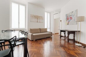 Apartment | Living area | 40-inch flat-screen TV with satellite channels, TV - Brera Apartments in San Marco (Milan)
