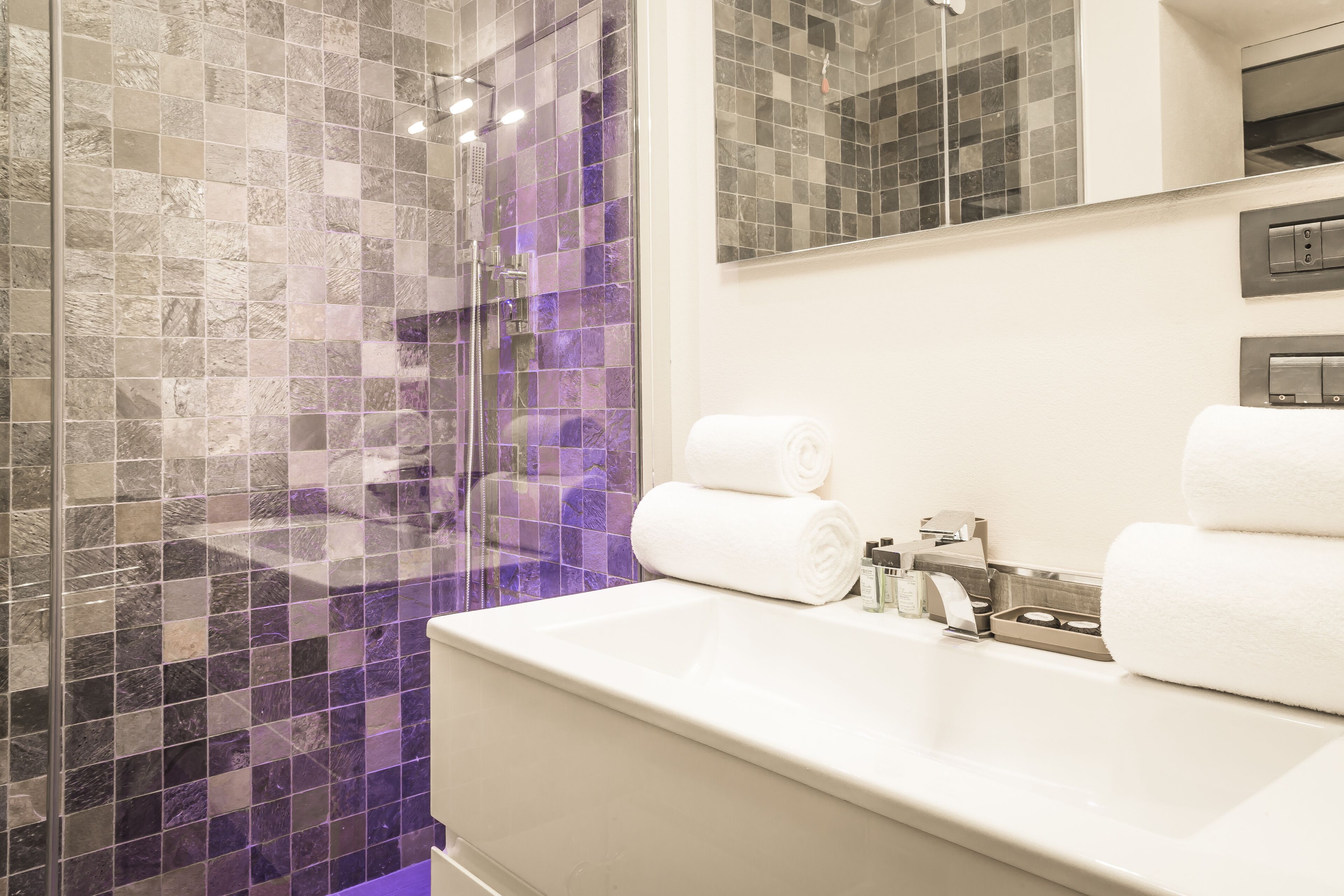 Kostenlose Toilettenartikel, Haartrockner, Bidet, Handtücher