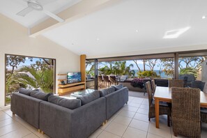 Een smart-tv, een dvd-speler en boeken