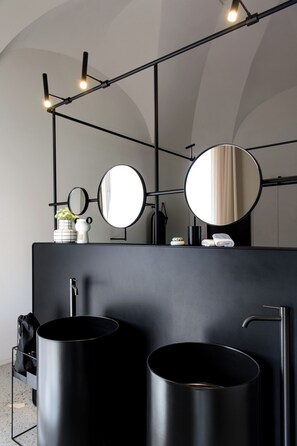 デラックス ルーム | バスルーム | シャワー、レインフォールシャワー、デザイナーバスアメニティ、ヘアドライヤー