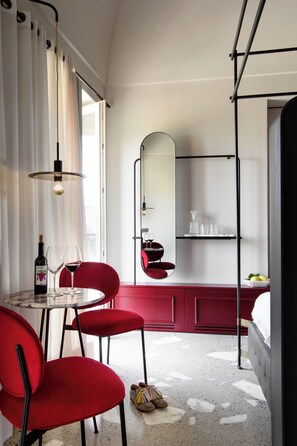 Premium bedding, memory-foam beds, in-room safe, individually furnished - Laqua Countryside (Vico Equense)