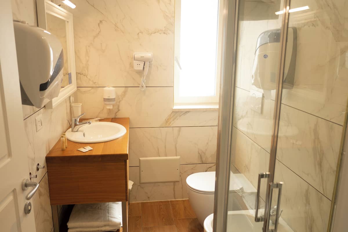 Doccia, soffione a pioggia, asciugacapelli, bidet
