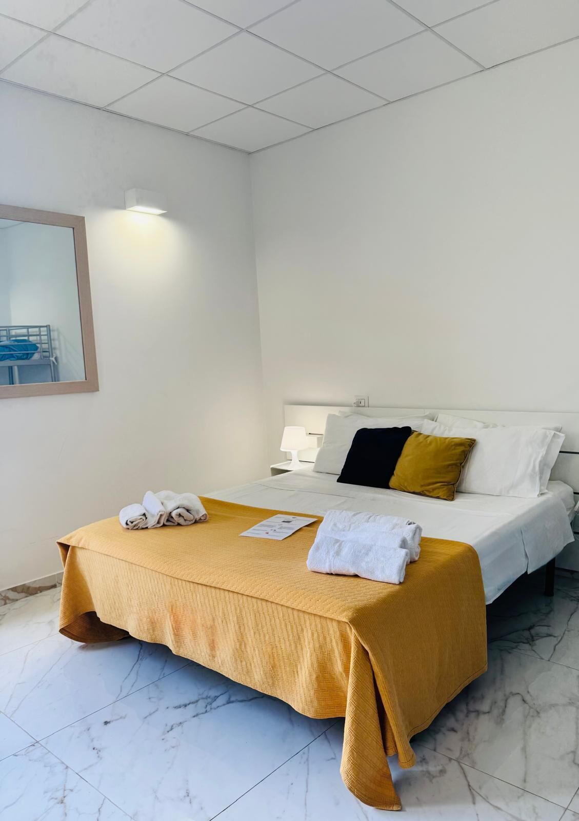 Caja de seguridad en la habitación y escritorio 